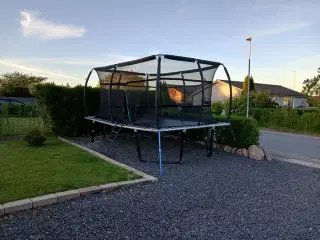 Jumpmaster 460x300, firkantet trampolin på ben.