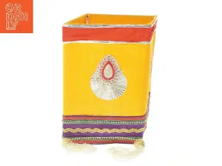 Dekorativt gult pynt (str. 41x31,5 cm)