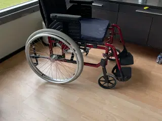 Kørestol (INVACARE) sammenklappelig uden værktøj. 