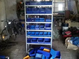 Stålreol med plast kasser