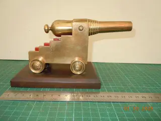 Bronzekanon, antik, på plade.