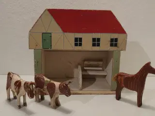 Fængselslegetøj: 3 trædyr og stald. Ca 1933.