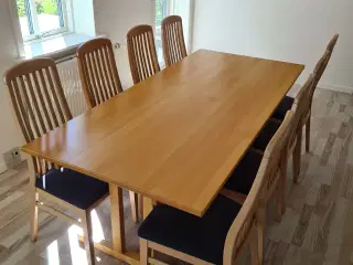 Lakeret bøg bord og 8 stole