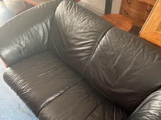 3 + 2 lædersofa samt vitrineskab og sofabord