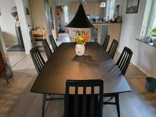 Spisebord med 8 stole