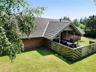 JUELSMINDE - LUKSUSSOMMERHUS 140 kvm, til 10 personer MED POOL, SPA & SAUNA, Gratis interrnet, 
Super hyggeligt Poolhus 
2 stk varmepumper
Br�ndeovn
Velegnet til familie hygge sammenkomster.