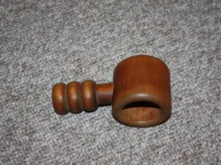 Nøddeknækker i træ retro