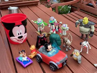 Disney figurere Mickey, buzz, Aladdin mm
