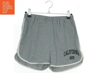 Grå shorts med teksten &#39;California USA&#39; fra SHEIN  (str. 170)