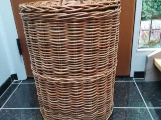 Vasketøjskurv med låg ,lavet i Rattan