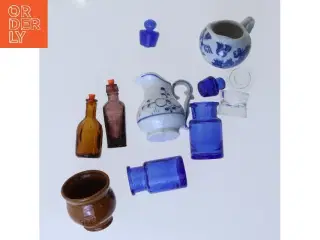 Dukkehus glas og lertøj dekorationsflasker og keramikkander (str. 6 cm)