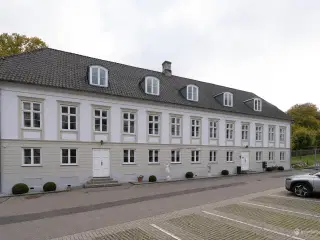 Kontorejendom i historiske omgivelser på Strandvejen