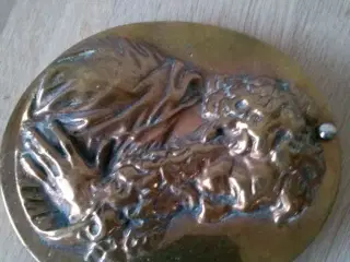 Messing platte af en mand