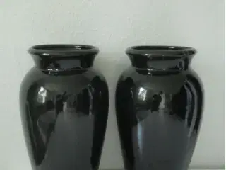 2 høje sorte vaser, højde 35cm. 165,-kr pr. stk.