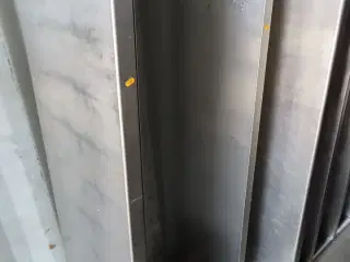 Industrikøkkenbord med en hylde