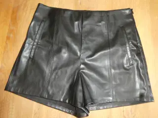 Helt nye lækre shorts i kunstlæder