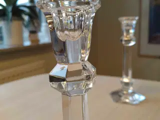 Et sæt klar krystal lysestager