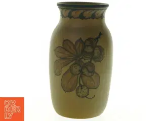 Bornholmsk keramikvase med blomsterdekoration (str. H. 20 cm)