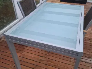 Havespisebord i letmetal og glas
