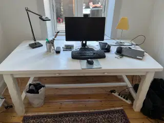 GRATIS: rummeligt skrivebord med patina