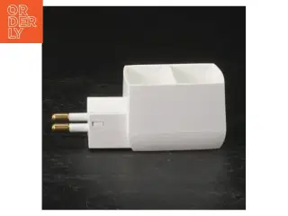 Hvid rejseadapter fra Elworks (str. 10x5 cm)