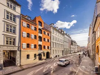 Markant og eksponeret pakhus beliggende centralt i Toldbodgade mellem Nyhavn og Sankt Annæ Plads