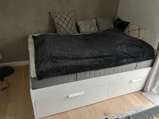 Dejlig seng med god opbevaringsplads 