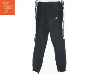 Sporty træningsbukser med striber fra Adidas (str. 140)