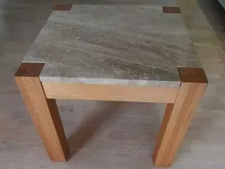 Sofabord med egetræsstel og travertin bordplade