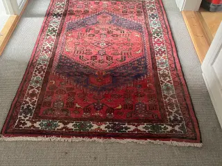 Håndknyttet ægte tæppe.