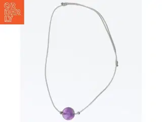 Gråt armbånd med lilla sten (str. 9,5 cm)