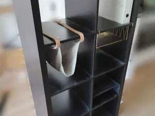 Reol i sort træ
