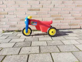 Børnescooter med gummihjul.