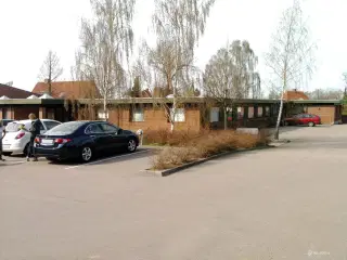 Kontorudlejning med faciliteter, 138 m fra togstationen.