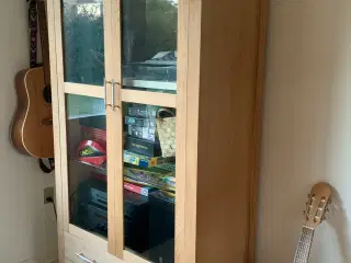 Smukt skab i massivt træ med glaslåger og skuffer