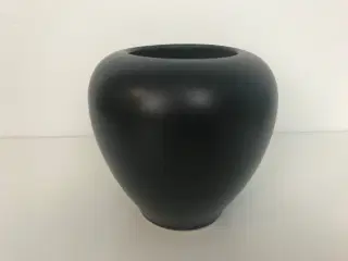 Sort retro vase