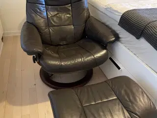 Stresslet stol i brunt læder med fodskammel