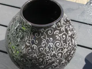 sort vase med mønster sælges