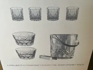 Barsæt glas, isspand og snacksskåle
