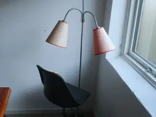lampe, stol, indhold i køkkenskabe m.m.