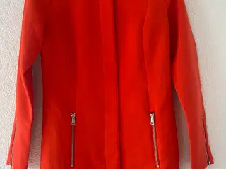 Rød Jakke fra Jacqueline de Yong.