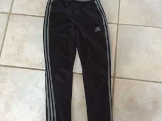 Adidas bukser sort m grå stribe 
