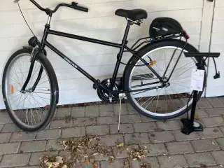 herrecykel med cykelhjelm og fodpumpe