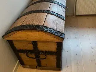 Antik egetræskiste med smukke smedejernsbeslag