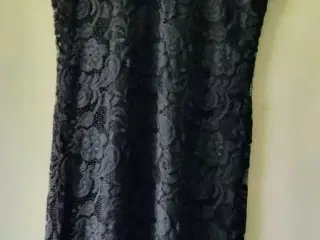 Smuk sort blondekjole str M/38 fra Hennes og Mauri