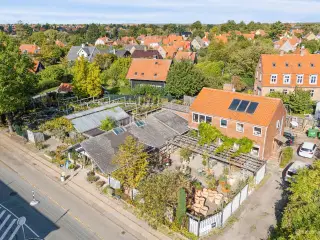 Blandet bolig- og erhvervsejendom med mulighed for videreudvikling