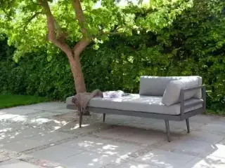 Loungesofa med hynde og puder i farven grå