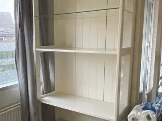 Gratis reol med glashylder