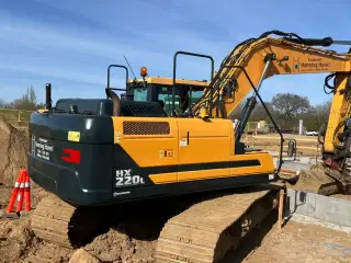 Hyundai HX220L  Velholdt maskine, med Rotortilt, S70 skifte og gribeklo samt ICS maskine styresystem.