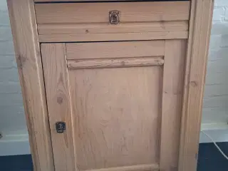 Gammel servante i afsyret træ